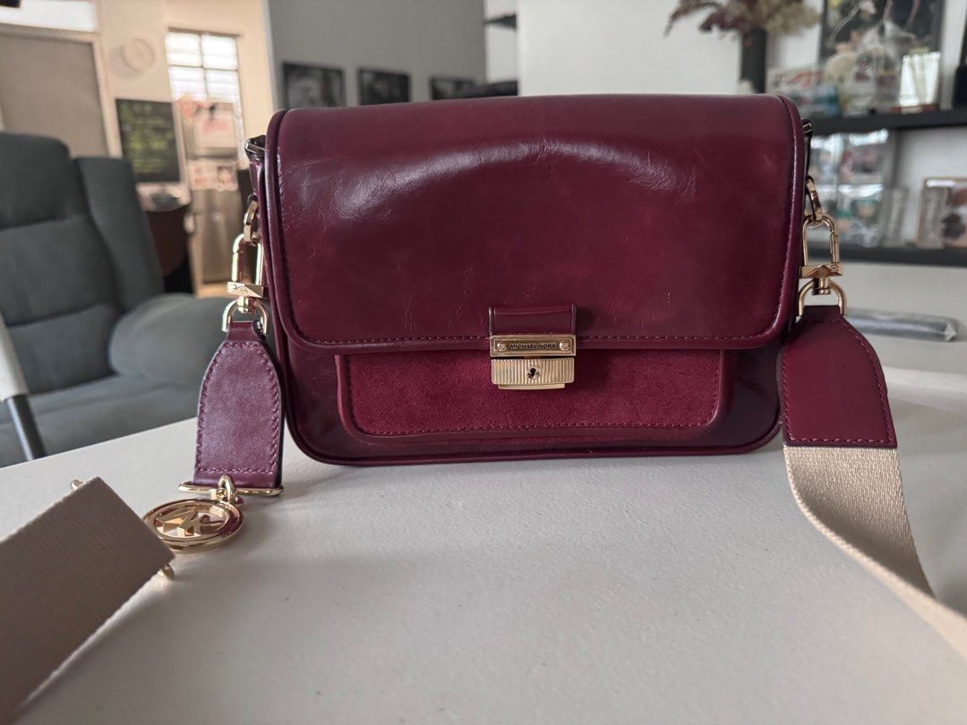 Michael Kors Bradshaw Leather Messenger Bag (Category: Luxury Bags & Wallets) located in Paranaque City. Submitted by enidatfits (Listing ID 1326317899, Image 1). Description: Got this in Zalora for P11990 Leather somewhat not smooth but bag in good condition pa. Comes with thin and thick strap RFS: not being used anymore need to declutter .