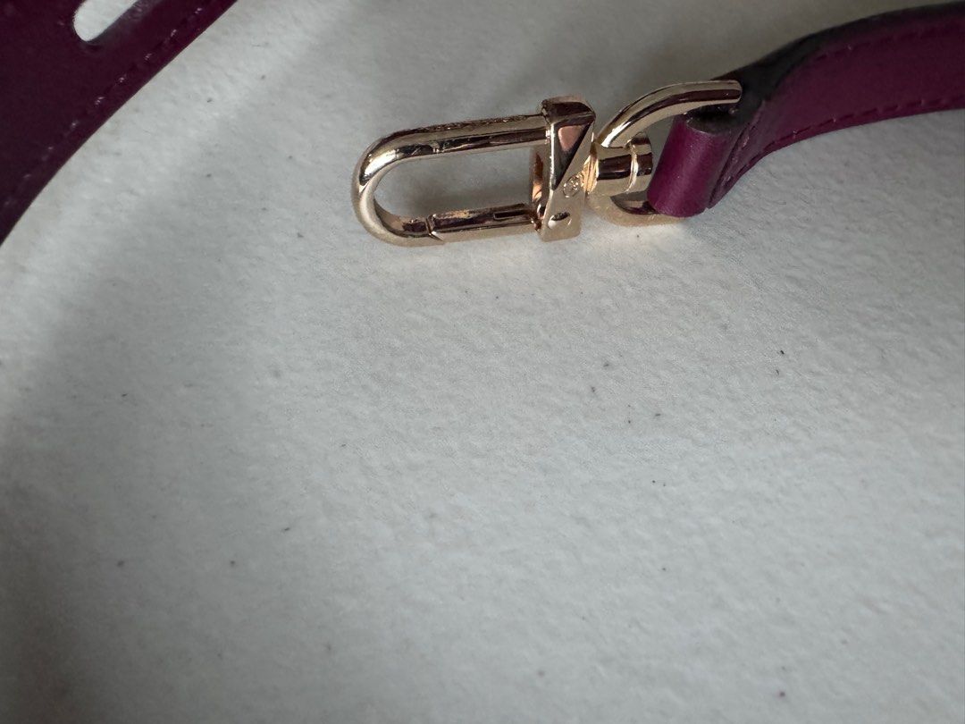 Michael Kors Bradshaw Leather Messenger Bag (Category: Luxury Bags & Wallets) located in Paranaque City. Submitted by enidatfits (Listing ID 1326317899, Image 3). Description: Got this in Zalora for P11990 Leather somewhat not smooth but bag in good condition pa. Comes with thin and thick strap RFS: not being used anymore need to declutter .