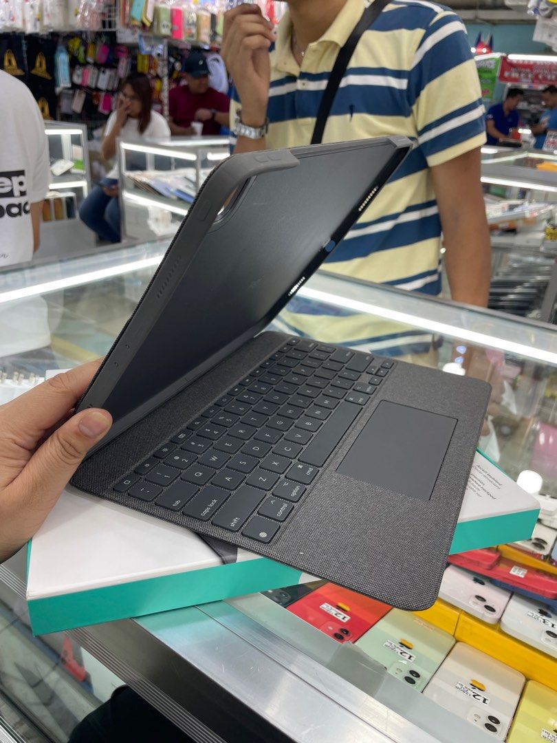 Original Logitech Keyboard iPad 12.9 (Category: iPad) located in Pasig City. Submitted by fairgadgetshop (Listing ID 1326274602, Image 2). Description: Original Logitech Keyboard iPad Pro 12.9 Honest issue: Stains sign of usage pero di naman apekto sa performance ng Keyboard 09918924826.