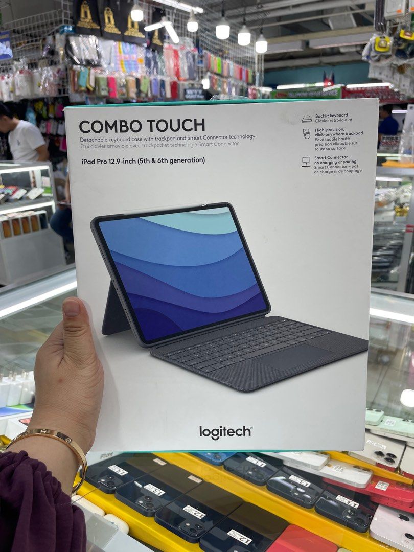 Original Logitech Keyboard iPad 12.9 (Category: iPad) located in Pasig City. Submitted by fairgadgetshop (Listing ID 1326274602, Image 1). Description: Original Logitech Keyboard iPad Pro 12.9 Honest issue: Stains sign of usage pero di naman apekto sa performance ng Keyboard 09918924826.