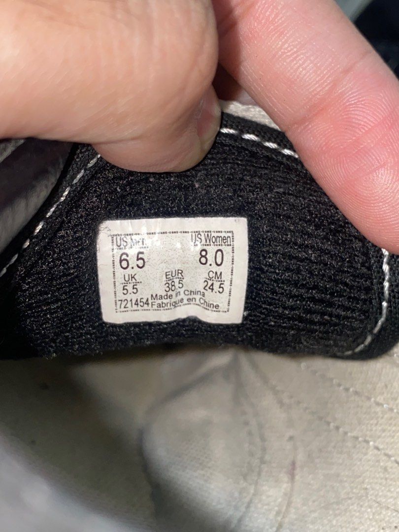 VANS OLD SKOOL SNEAKERS (Classic) (Category: Sneakers) located in Cavite. Submitted by the.selective_ (Listing ID 1326256904, Image 3). Description: 👍🏻Original price: Php 3,500 👍🏻No box, still like new condition. 👎🏻Issue: medyo may peel off na ‘yung leather sa COLLAR/LINING (hindi naman noticeable outside) .