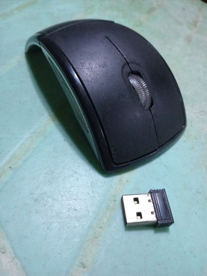Wireless mouse (Category: Mouse & Mousepads) located in Valenzuela. Submitted by consjavier74 (Listing ID 1326237997, Image 3). Description: sligthly used wireless mouse uses 3A battery (2pcs) 300 pesos Dalandanan Valenzuela City.