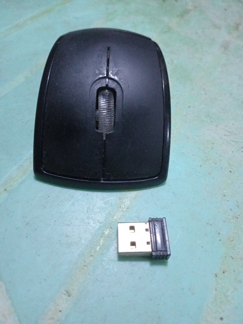 Wireless mouse (Category: Mouse & Mousepads) located in Valenzuela. Submitted by consjavier74 (Listing ID 1326237997, Image 2). Description: sligthly used wireless mouse uses 3A battery (2pcs) 300 pesos Dalandanan Valenzuela City.