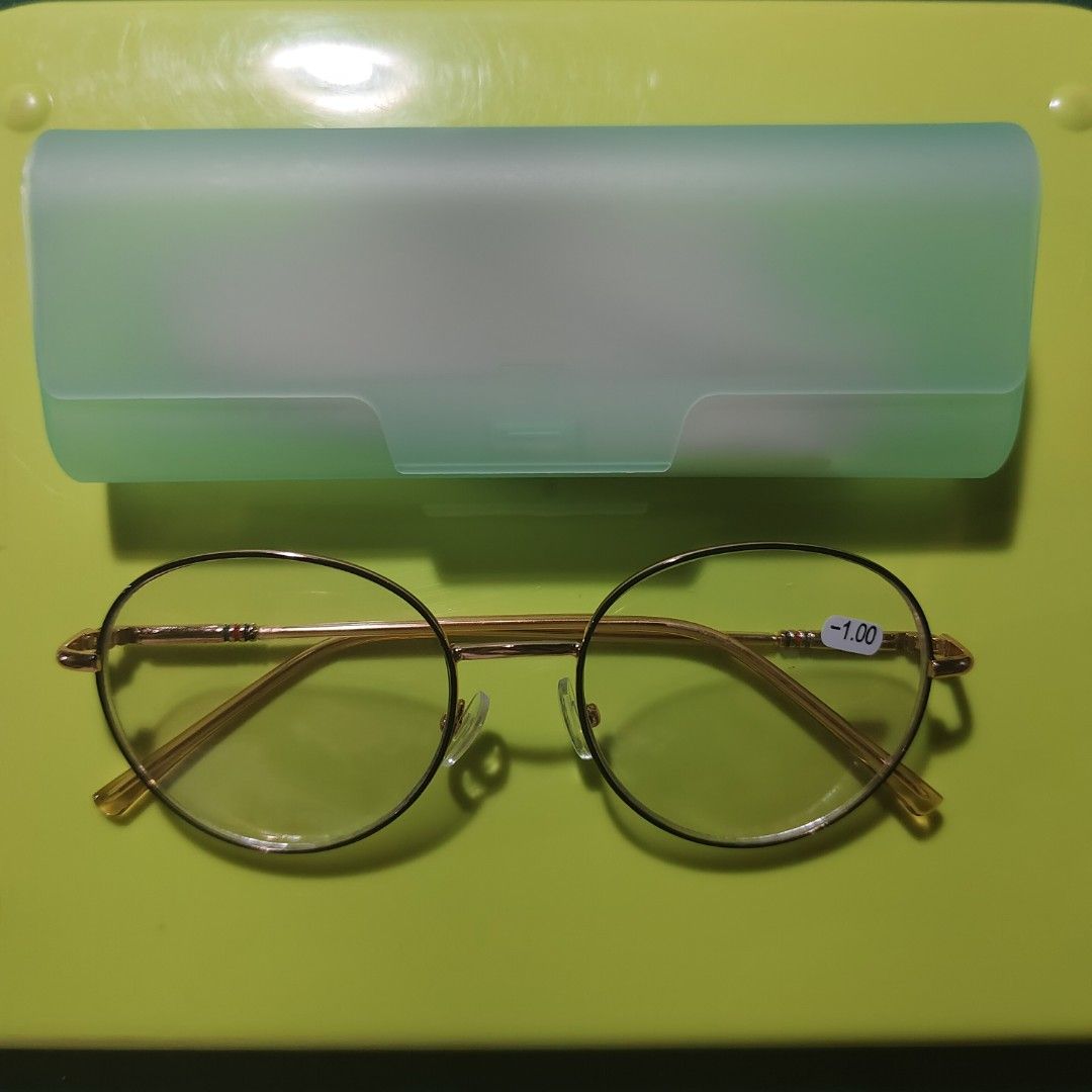 -1.00 Graded Eyeglasses for Nearsighted (Category: Sunglasses & Eyewear) located in Quezon City. Submitted by annsb3 (Listing ID 1326408785, Image 2). Description: Grade: -1.00 Color: Rose Gold Gender: Female Frame Material: Metal Frame Width: 137mm Frame height: 44mm Lens width: 49mm Nasal tip distance: 19mm Length of mirror leg: 143mm Includes: Plastic case, cloth 2nd pic is the actual item RFS: Wrong grade bought Shipping via Lalamove or Gogoe