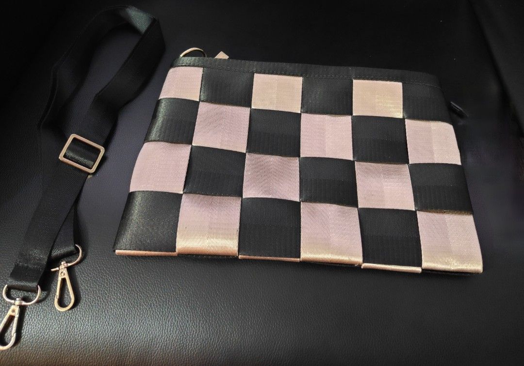 Checkered Pattern Bag (Category: Shoulder Bags) located in Singapore. Submitted by v_fqinn (Listing ID 1326422636, Image 1). Description: .