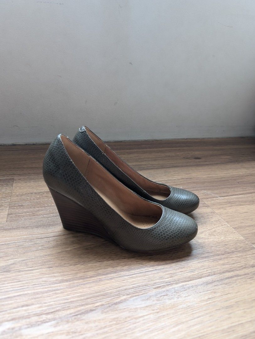 Clarks Artisan Wedge Textured Scale Design Shoes 6M Women s Fashion Footwear Heels on Carousell