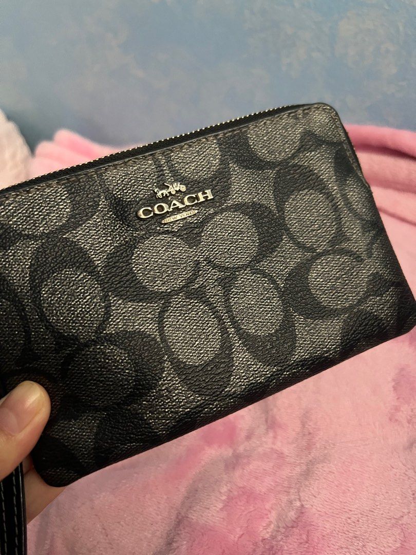 Coach Signature Corner Zip Wristlet (Category: Purses & Pouches) located in Cavite. Submitted by shop.of.change (Listing ID 1326396833, Image 3). Description: Like new Rfs: I already have one .