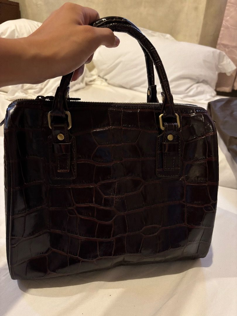 Fino Bag - Westman Dayos (Category: Luxury Bags & Wallets) located in Pasay City. Submitted by paulopecson (Listing ID 1326408024, Image 3). Description: 100% Authentic Fino Bag Calf Leather RFS: My mother has too many bags. Used only thrice Little to no scratches Inclusive of: Dustbag.