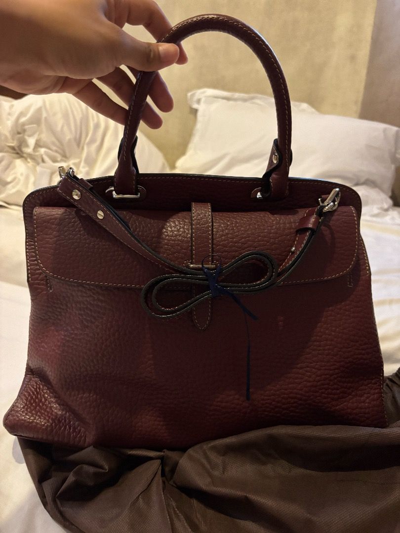 Fino Bag (Category: Luxury Bags & Wallets) located in Pasay City. Submitted by paulopecson (Listing ID 1326409355, Image 2). Description: 100% Authentic Fino Bag RFS: My mother has too many bags. Used only twice or thrice Little to no scratches Inclusive of: Dustbag.