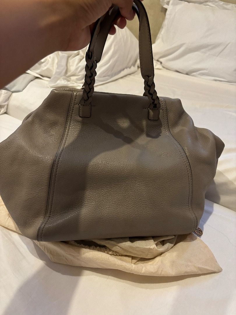 Tory Burch Half Moon Satchel Gray (Category: Luxury Bags & Wallets) located in Pasay City. Submitted by paulopecson (Listing ID 1326410915, Image 2). Description: 100% Authentic Tory Burch Bag RFS: My mother has too many bags. Used only twice or thrice Little to no scratches Original price in the receipt included in the photo. Inclusive of: Dustbag.