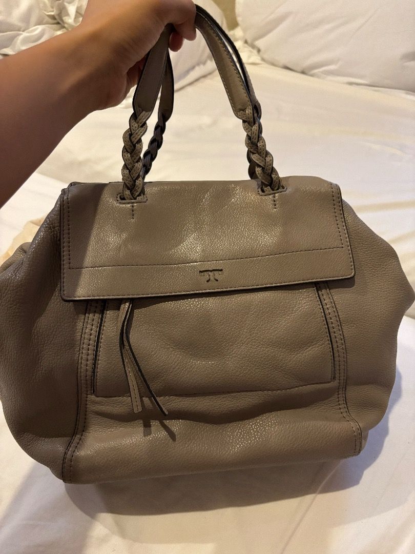 Tory Burch Half Moon Satchel Gray (Category: Luxury Bags & Wallets) located in Pasay City. Submitted by paulopecson (Listing ID 1326410915, Image 3). Description: 100% Authentic Tory Burch Bag RFS: My mother has too many bags. Used only twice or thrice Little to no scratches Original price in the receipt included in the photo. Inclusive of: Dustbag.