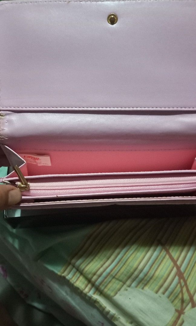 Hello Kitty Wallet (Category: Wallets & Card holders) located in Quezon City. Submitted by pinkypinksy (Listing ID 1326339187, Image 3). Description: Brand new but with flaws. old stock.