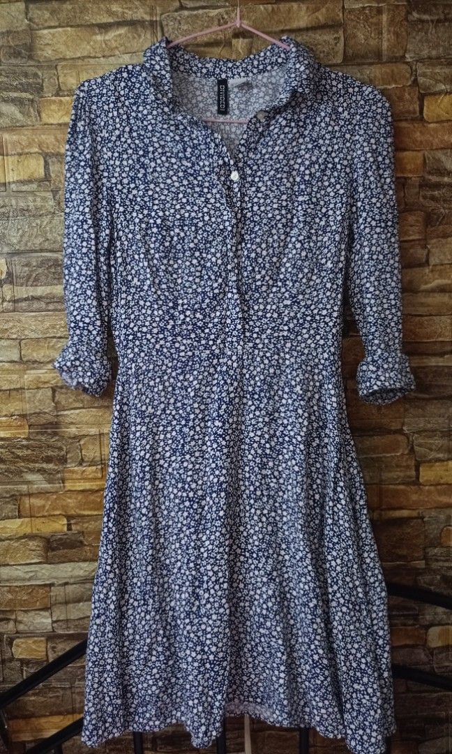 H&M blue floral dress (Category: Dresses) located in Manila. Submitted by fibsy (Listing ID 1326414689, Image 2). Description: -Dress from H&M -length: 35, xs-s (26 waistline ko and medyo hapit yung dress sa part na yan so ang ganda pag suot) -complete buttons and w/ working zipper on the side -good condition.