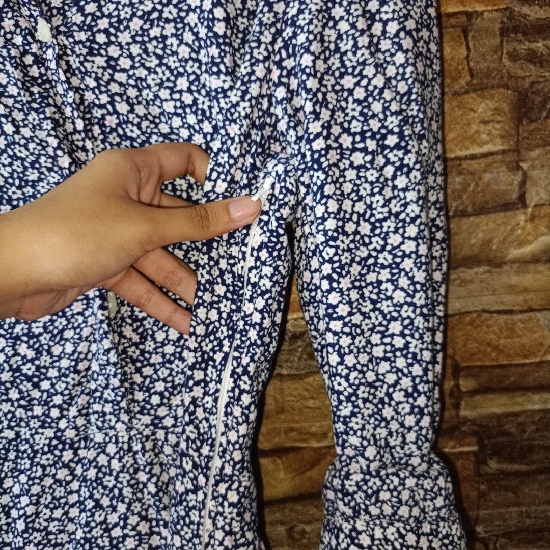 H&M blue floral dress (Category: Dresses) located in Manila. Submitted by fibsy (Listing ID 1326414689, Image 3). Description: -Dress from H&M -length: 35, xs-s (26 waistline ko and medyo hapit yung dress sa part na yan so ang ganda pag suot) -complete buttons and w/ working zipper on the side -good condition.