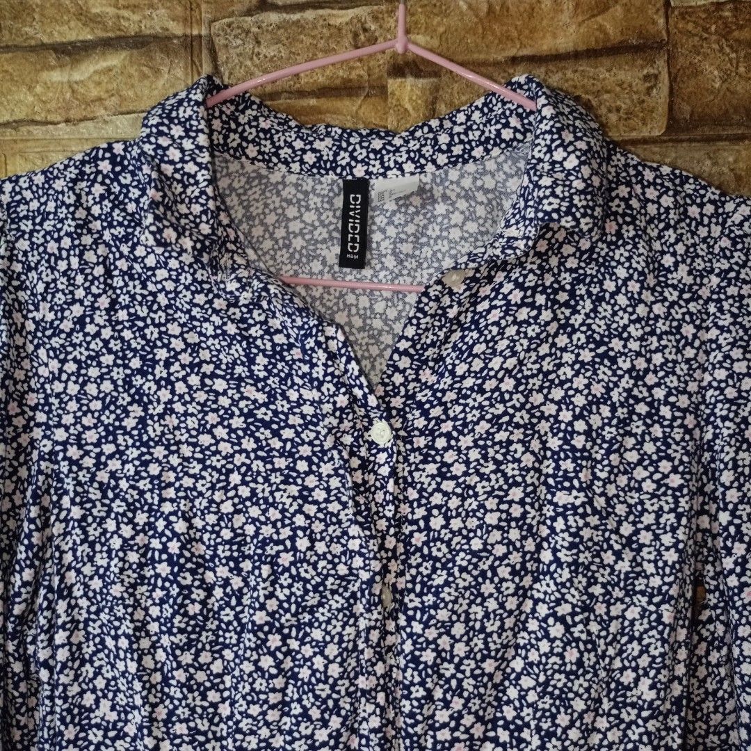 H&M blue floral dress (Category: Dresses) located in Manila. Submitted by fibsy (Listing ID 1326414689, Image 1). Description: -Dress from H&M -length: 35, xs-s (26 waistline ko and medyo hapit yung dress sa part na yan so ang ganda pag suot) -complete buttons and w/ working zipper on the side -good condition.