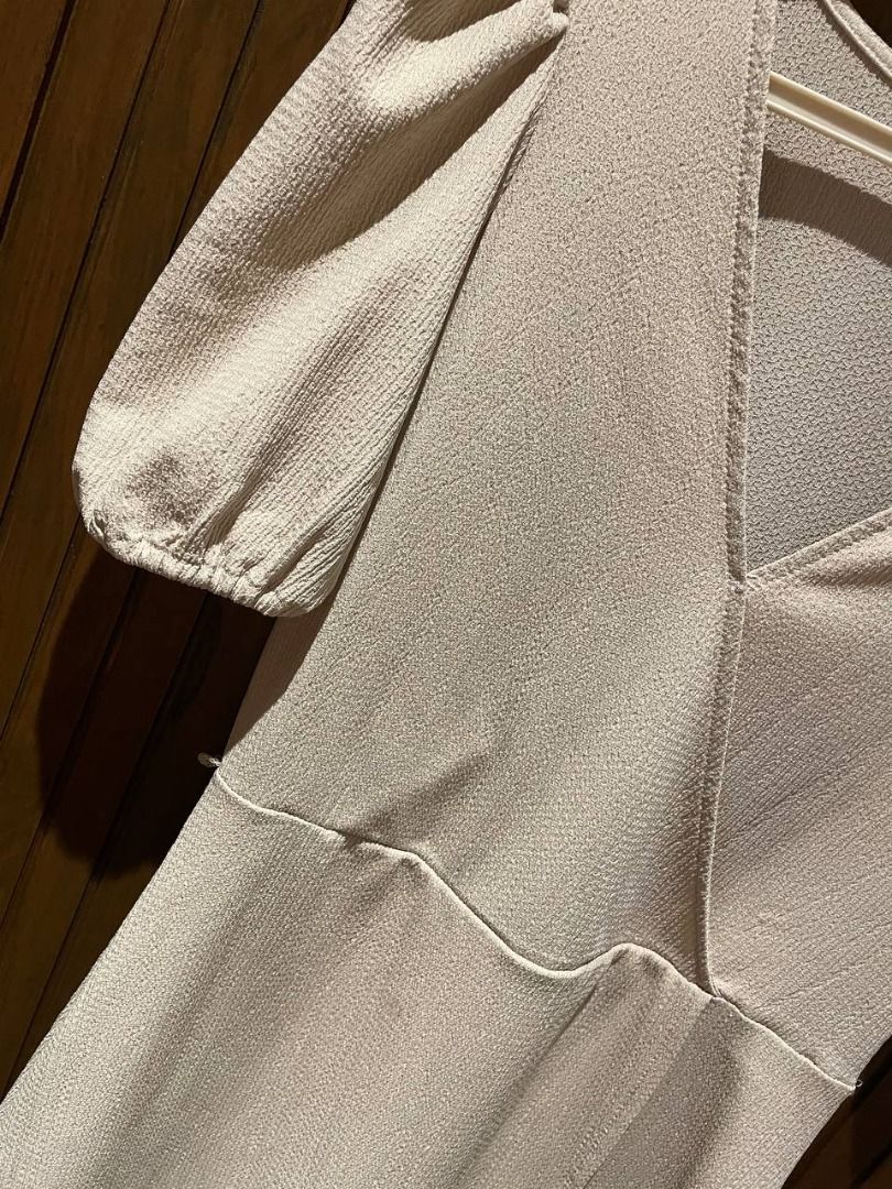 Mango Puffed Sleeves Dress (Category: Dresses) located in Quezon City. Submitted by camiestuff (Listing ID 1326444938, Image 3). Description: Used 2-3x Size: XS (but can fit S-M frame) lost the ribbon on the waist. You can use a belt instead the cover the hem at the waist. Can be used for casual or smart casual occasions. .