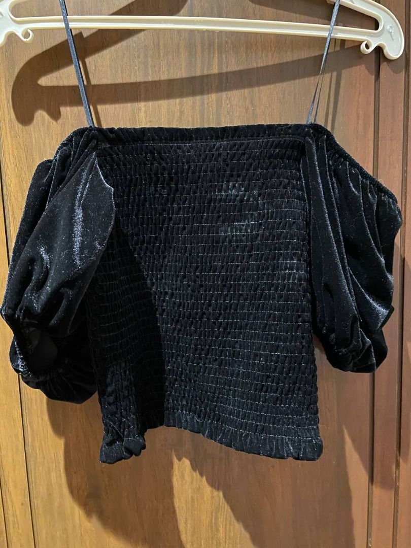 Mango Velvet Puffed Sleeve Top (Category: Others Tops) located in Quezon City. Submitted by camiestuff (Listing ID 1326449258, Image 2). Description: Size: XS Fits best for M frame Velvet fabric RF: top is too big for me. .