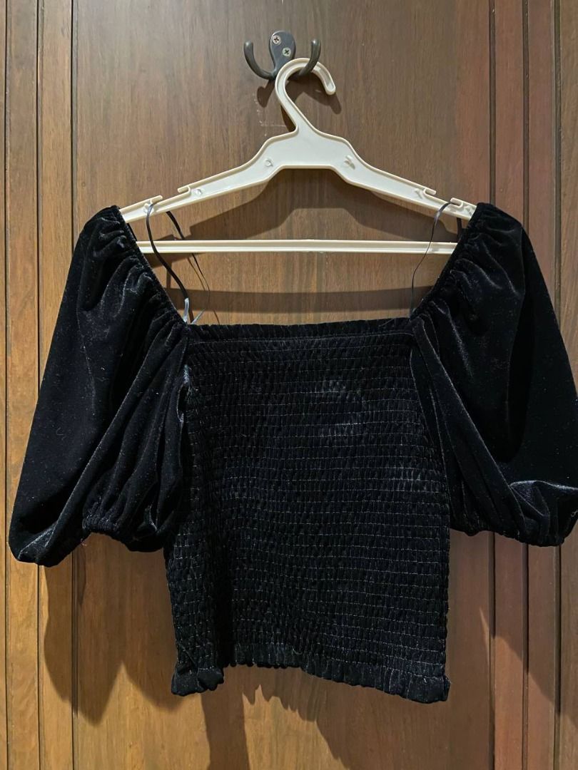 Mango Velvet Puffed Sleeve Top (Category: Others Tops) located in Quezon City. Submitted by camiestuff (Listing ID 1326449258, Image 1). Description: Size: XS Fits best for M frame Velvet fabric RF: top is too big for me. .
