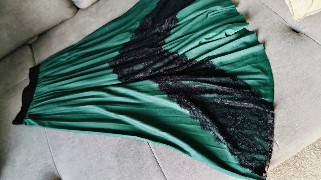 Pleated Maxi Skirt in Emerald Green Size S Women s Fashion Bottoms Skirts on Carousell