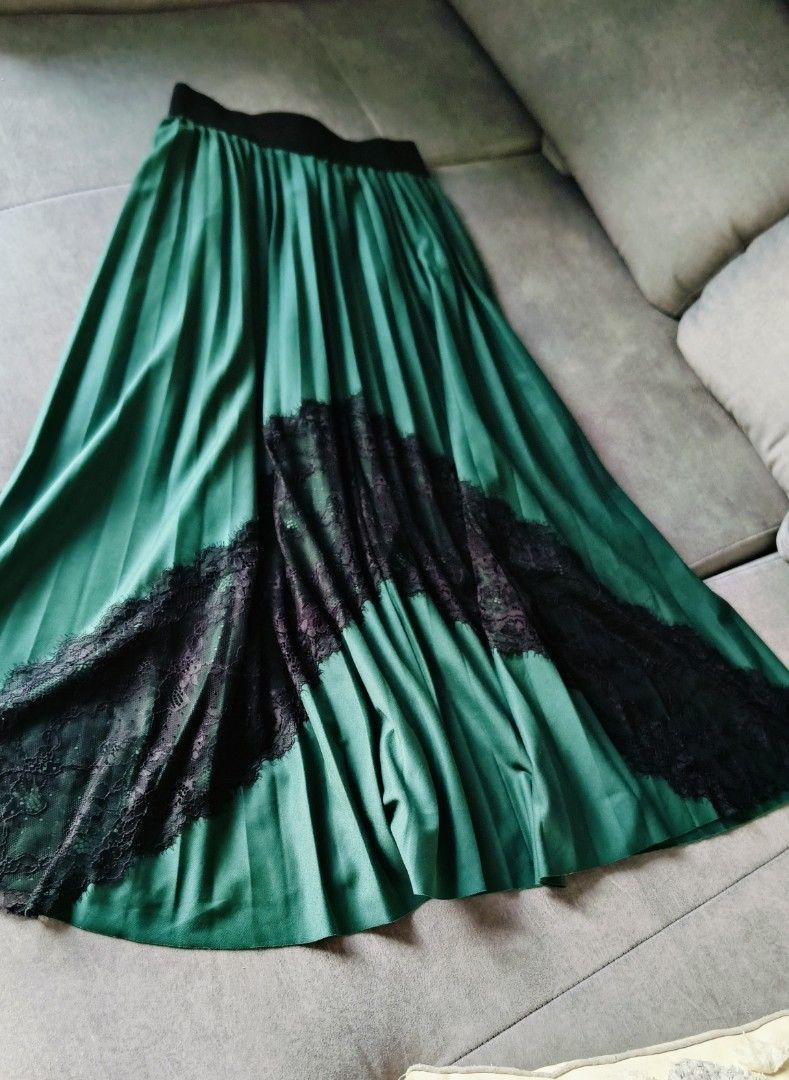 Pleated Maxi Skirt in Emerald Green Size S Women s Fashion Bottoms Skirts on Carousell