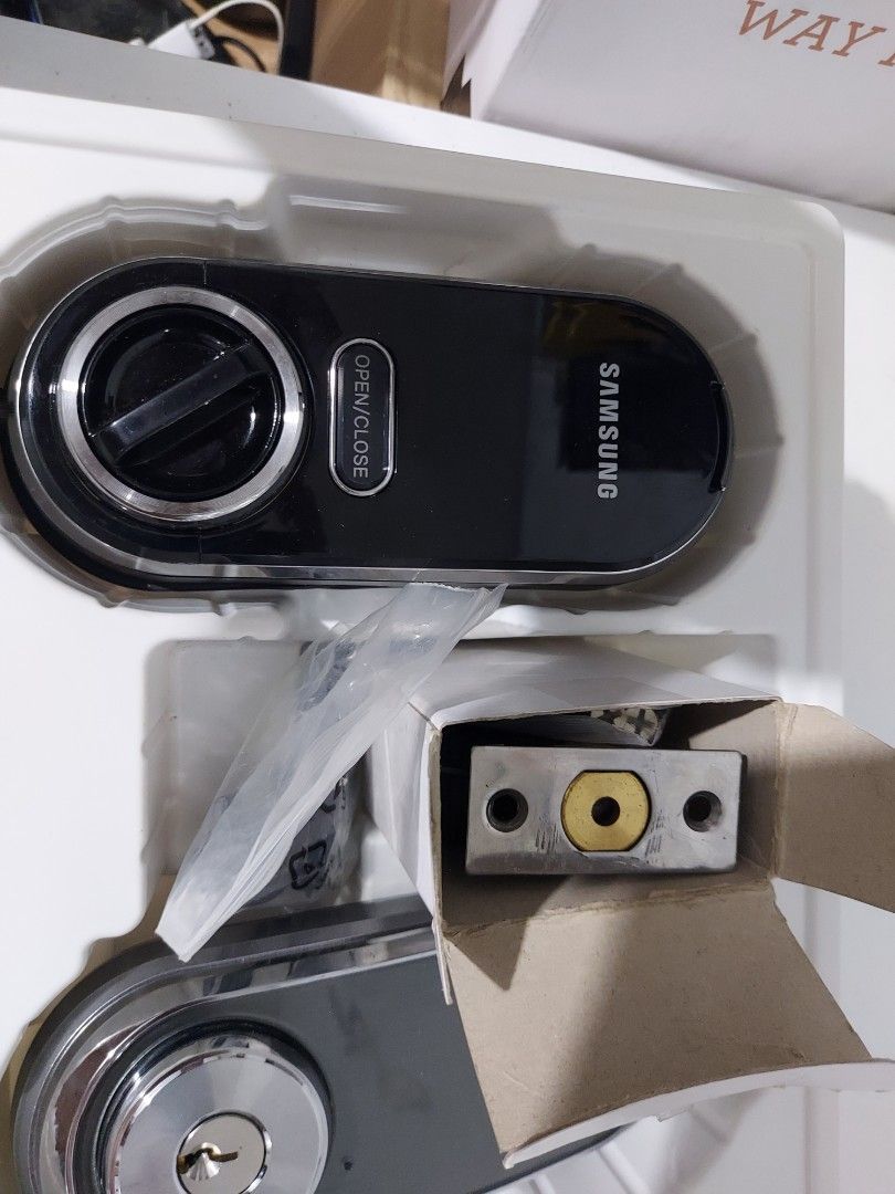 Samsung Smart Door Lock (Category: Locks, Doors & Gates) located in Taguig. Submitted by potato_corner (Listing ID 1326431453, Image 2). Description: Samsung Smart Door Lock Model SHP-DS510 Inclusion Box instruction manual 1 key card No issue Complete.