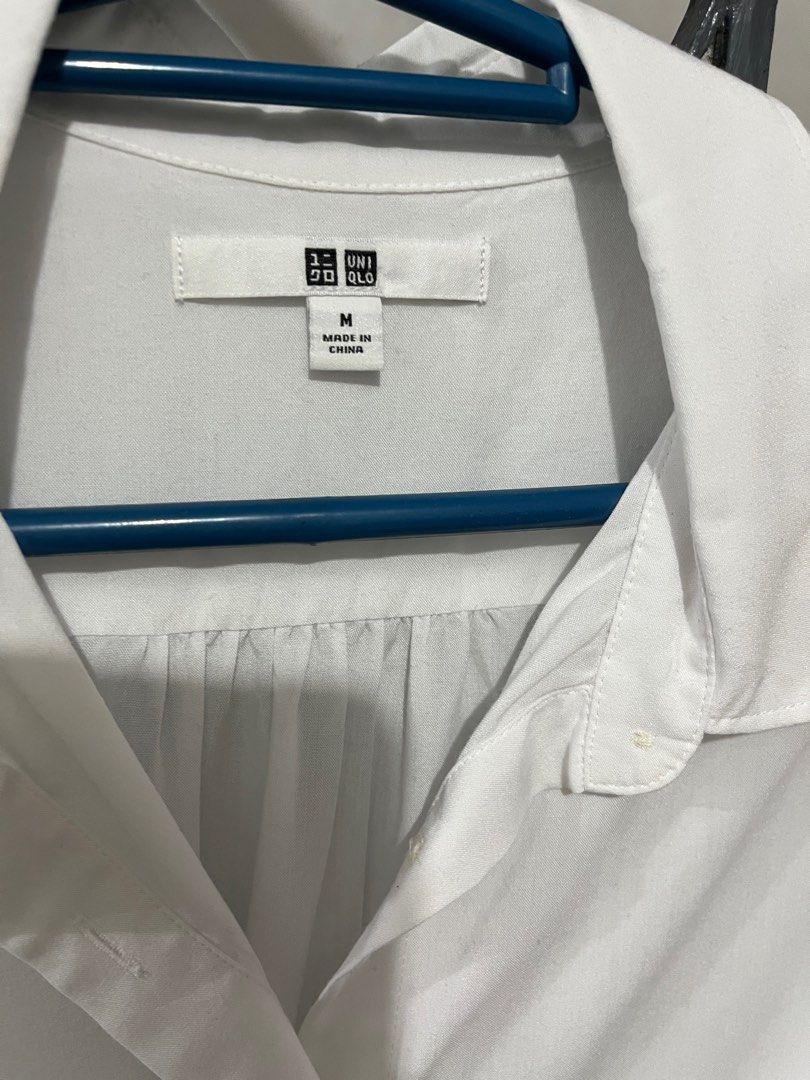 Uniqlo White Longsleeves (M) (Category: Longsleeves) located in Manila. Submitted by decluttering_me (Listing ID 1326357719, Image 3). Description: Has yellow stains.