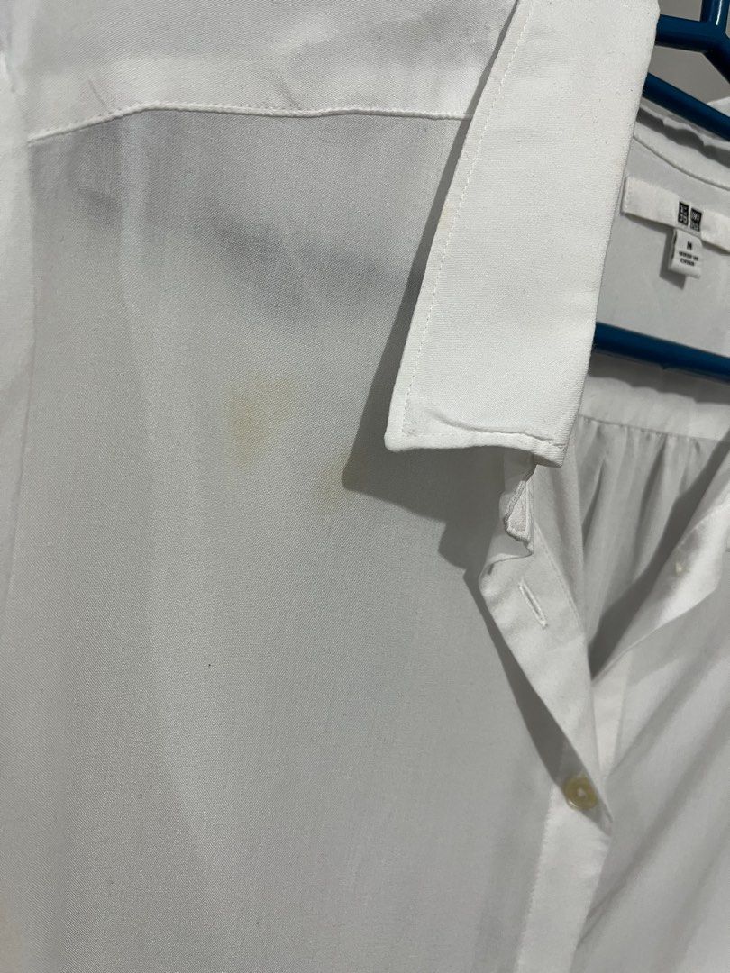 Uniqlo White Longsleeves (M) (Category: Longsleeves) located in Manila. Submitted by decluttering_me (Listing ID 1326357719, Image 2). Description: Has yellow stains.
