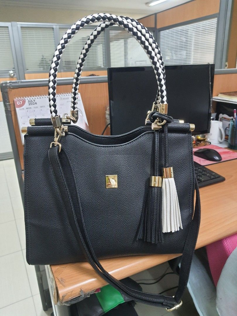 Vascara Korea Bag 2Way Leather (Category: Cross-body Bags) located in Quezon City. Submitted by pinksgate31 (Listing ID 1326398410, Image 3). Description: Leather,2way, shoulder and crossbody bag,like new, for office and everyday use..