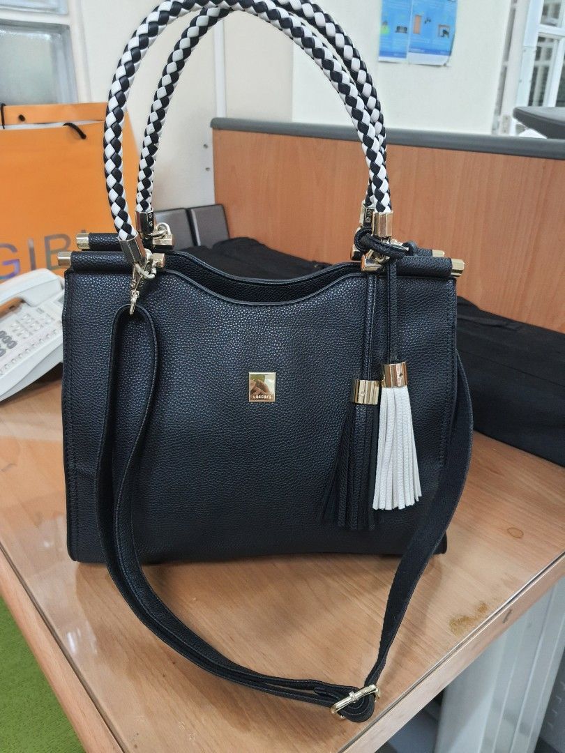 Vascara Korea Bag 2Way Leather (Category: Cross-body Bags) located in Quezon City. Submitted by pinksgate31 (Listing ID 1326398410, Image 2). Description: Leather,2way, shoulder and crossbody bag,like new, for office and everyday use..