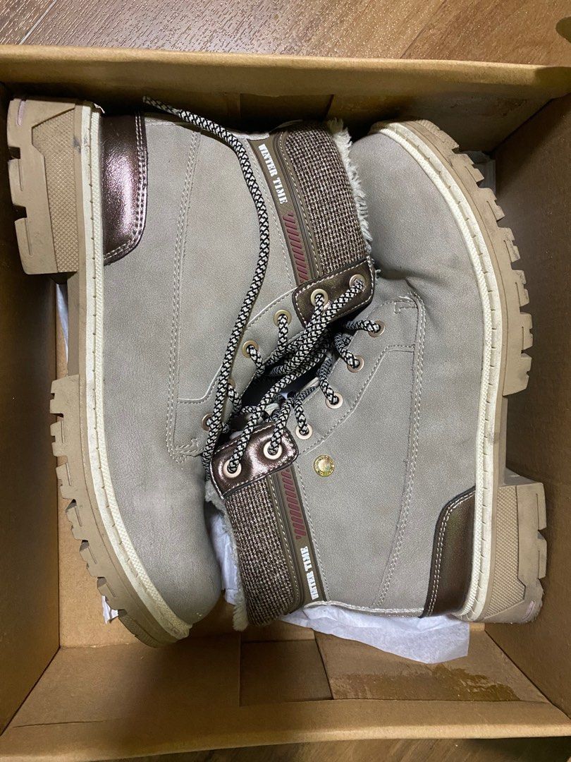 Wintertime boot (Category: Boots) located in Singapore. Submitted by junniehere (Listing ID 1326468171, Image 1). Description: Bought this for holiday in Japan. Lightly used condition and suitable for winter and wind protection. Light colour easy to pair with other clothing. Feels really comfy and warm when walking outside winter weather. Payment procedure by trf or cash. Either meet up or fast deal, free delivery..
