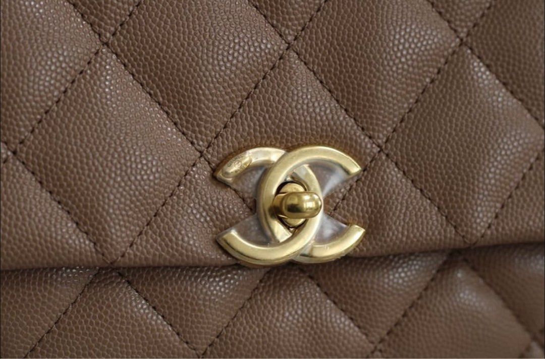 22k dark beige caviar coco first flap (Category: Luxury Bags & Wallets) located in Santiago. Submitted by realjoan (Listing ID 1323356366, Image 1). Description: 22k dark beige caviar coco first flap Fullset Microchip This is rare and hard to get Syore price is 370-450k .