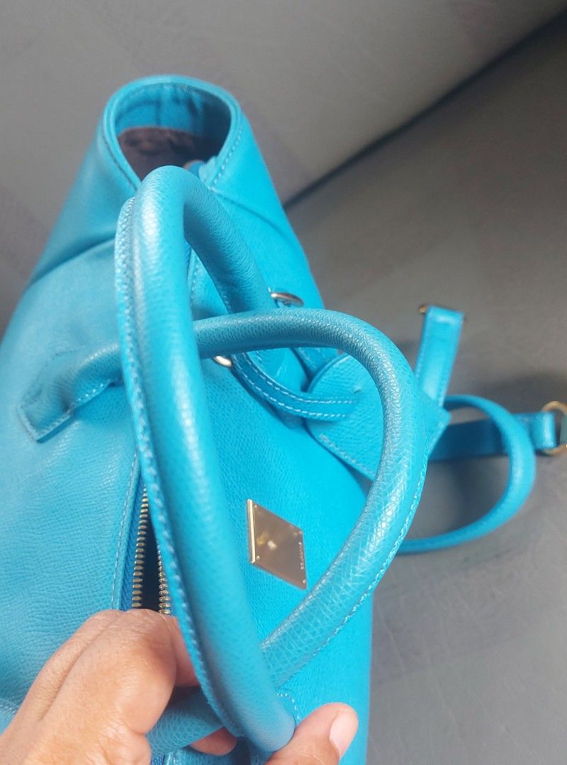 2 way (Category: Luxury Bags & Wallets) located in Catbalogan. Submitted by jncetpangz (Listing ID 1323328891, Image 2). Description: Geniune Leather ykk zip couronne puller large size brass gold hardware gamusa loob see pics for details.