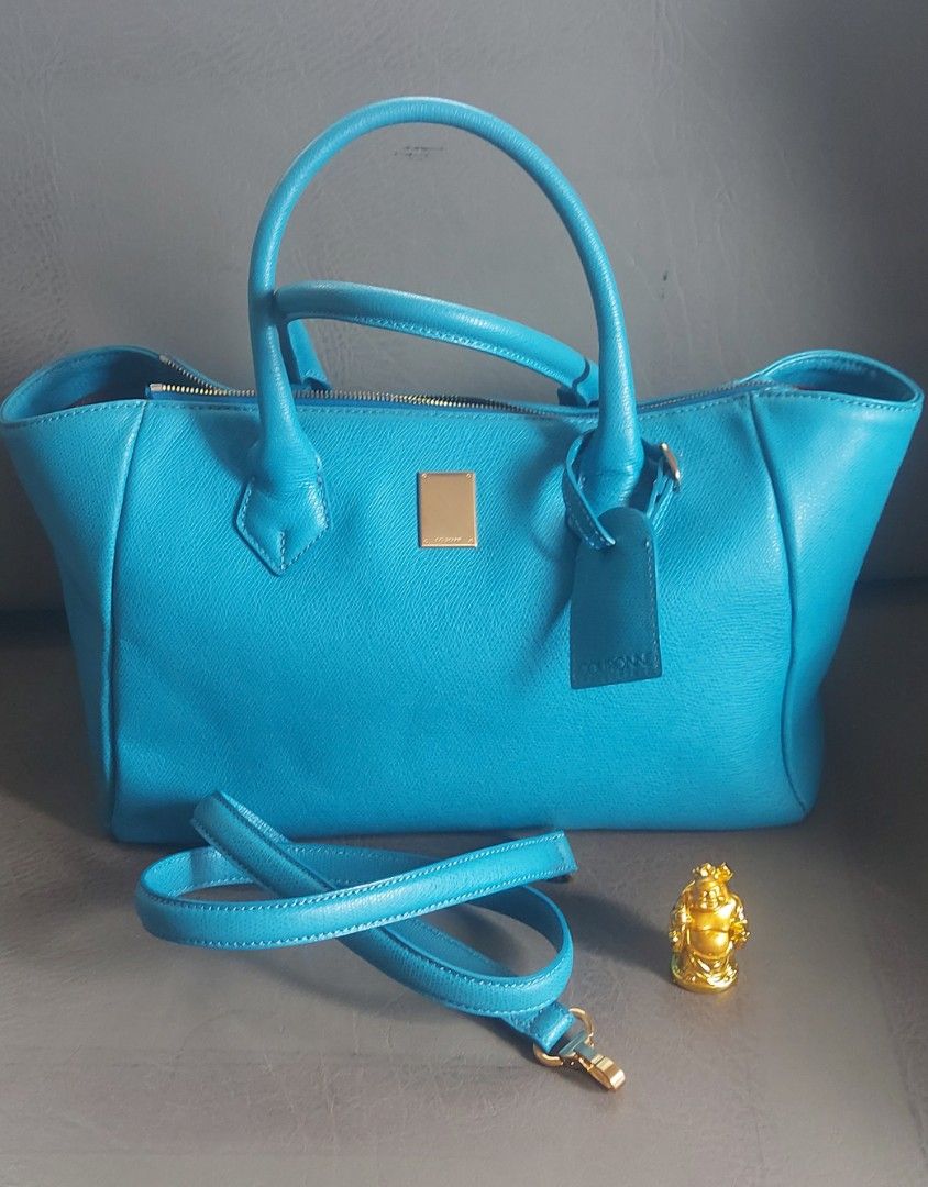 2 way (Category: Luxury Bags & Wallets) located in Catbalogan. Submitted by jncetpangz (Listing ID 1323328891, Image 1). Description: Geniune Leather ykk zip couronne puller large size brass gold hardware gamusa loob see pics for details.