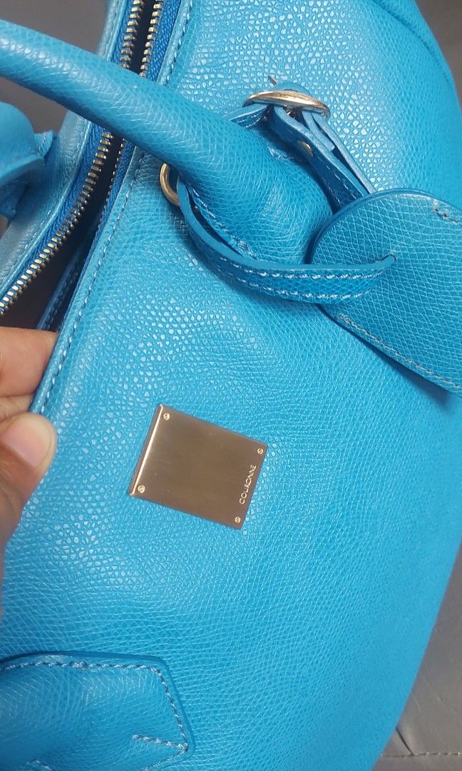 2 way (Category: Luxury Bags & Wallets) located in Catbalogan. Submitted by jncetpangz (Listing ID 1323328891, Image 3). Description: Geniune Leather ykk zip couronne puller large size brass gold hardware gamusa loob see pics for details.