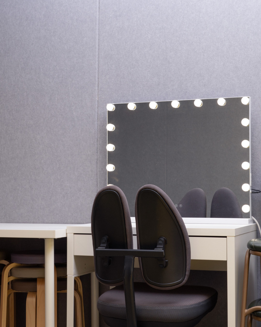 [Rent 5 Get 1 Free] Studio for rent in Kwun Tong 📸  
Shooting venue Studio 🎥  
Studio rental for photographers 📍  
Includes flash lights, LED furniture and background paper62863171691651112