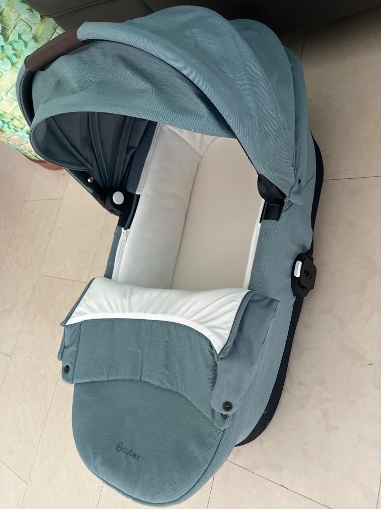 Baby bassinet seat