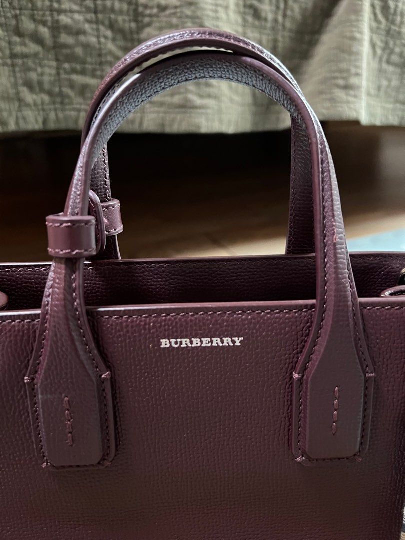 Burberry Banner Mahogany Bag (Category: Luxury Bags & Wallets) located in Quezon City. Submitted by actank (Listing ID 1323286113, Image 3). Description: Burberry Banner tote bought in Burberry boutique in Dubai Airport Timeless and elegant design RFS: no longer being used.