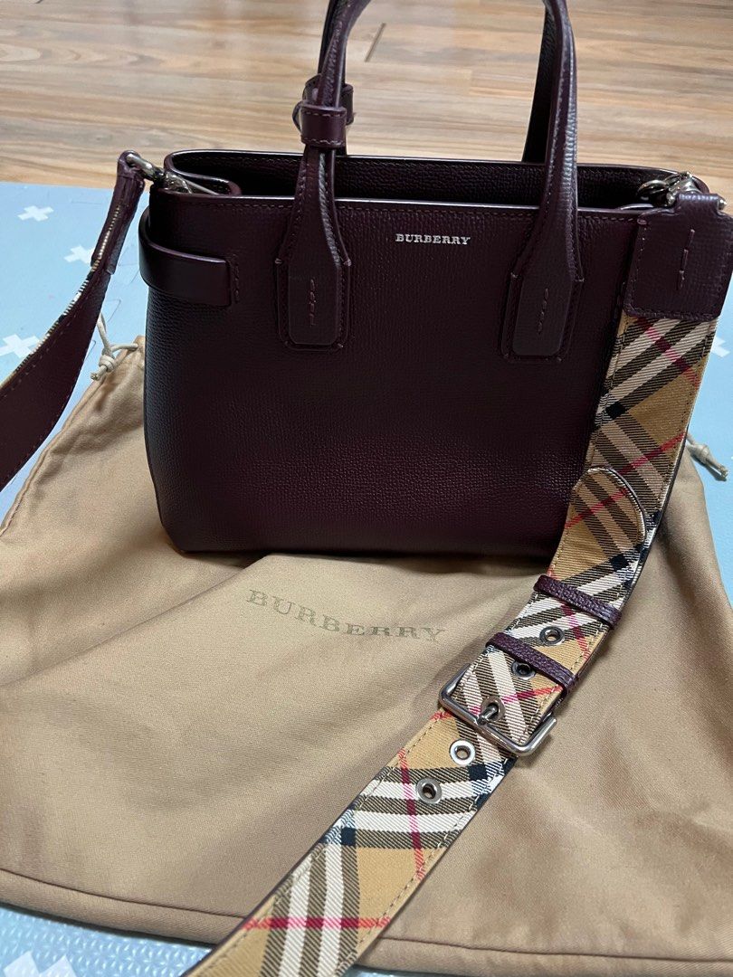 Burberry Banner Mahogany Bag (Category: Luxury Bags & Wallets) located in Quezon City. Submitted by actank (Listing ID 1323286113, Image 1). Description: Burberry Banner tote bought in Burberry boutique in Dubai Airport Timeless and elegant design RFS: no longer being used.