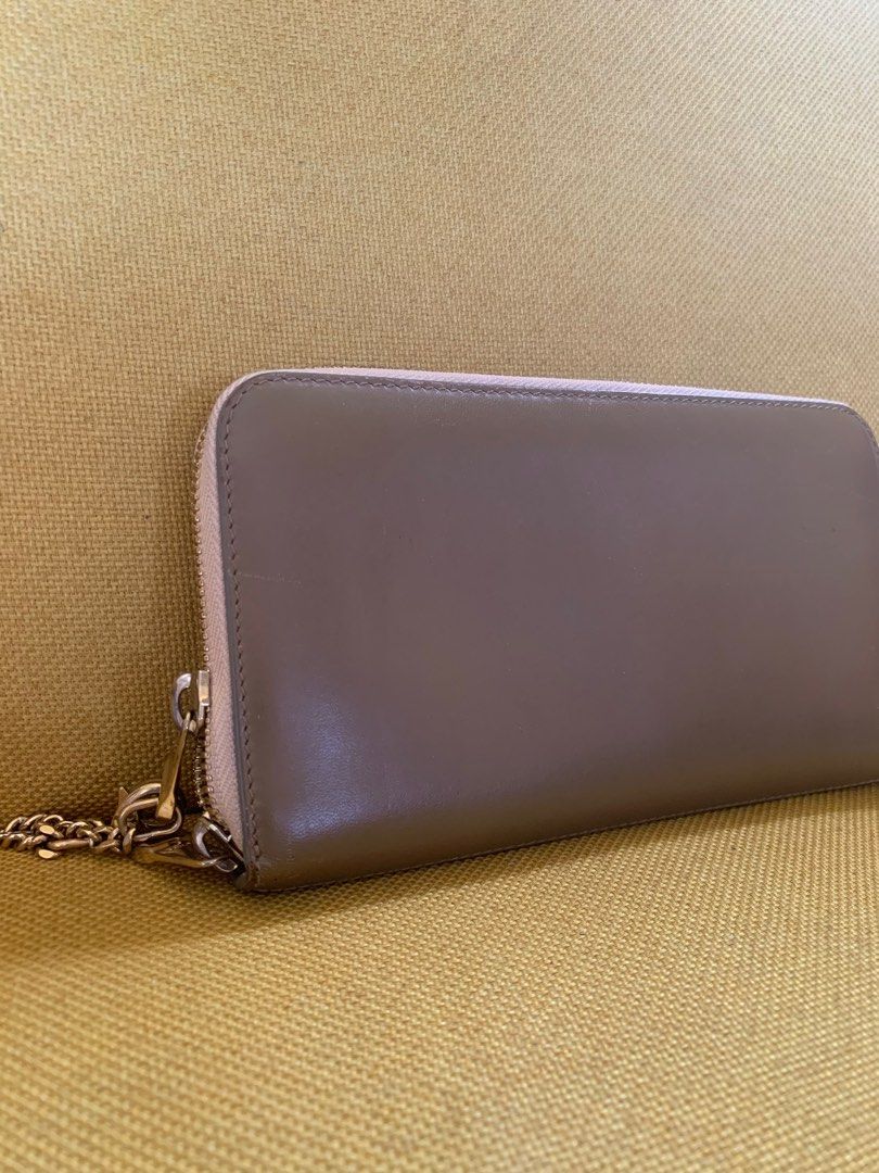 Chloe wallet (Category: Luxury Bags & Wallets) located in Las Pinas. Submitted by yolk.ph (Listing ID 1323281044, Image 1). Description: CHLOE LONG WALLET WITH CHAIN Rating: 7/10 Flaw is just the faded part on one corner The rest is in good condition, even comes with the tag Bought from book off nagoya 💯.