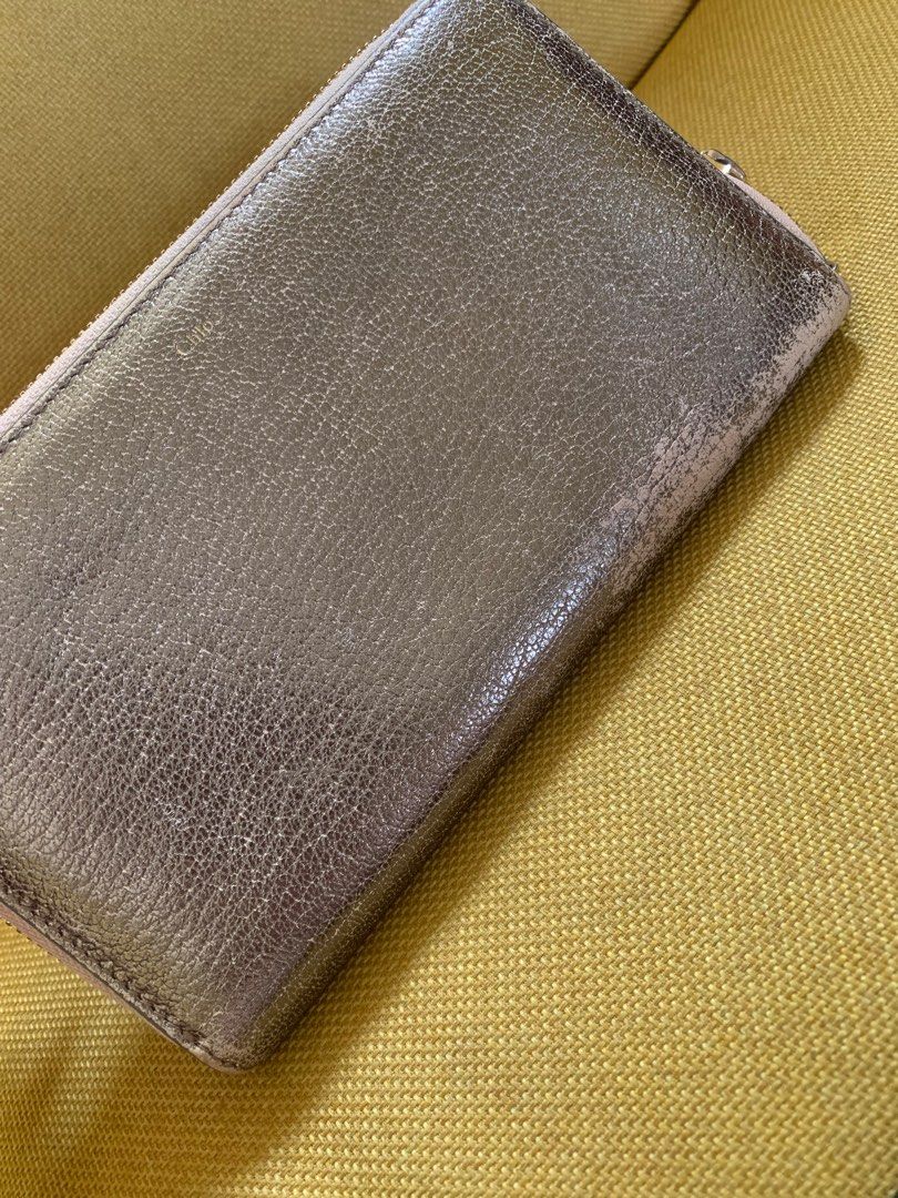 Chloe wallet (Category: Luxury Bags & Wallets) located in Las Pinas. Submitted by yolk.ph (Listing ID 1323281044, Image 3). Description: CHLOE LONG WALLET WITH CHAIN Rating: 7/10 Flaw is just the faded part on one corner The rest is in good condition, even comes with the tag Bought from book off nagoya 💯.