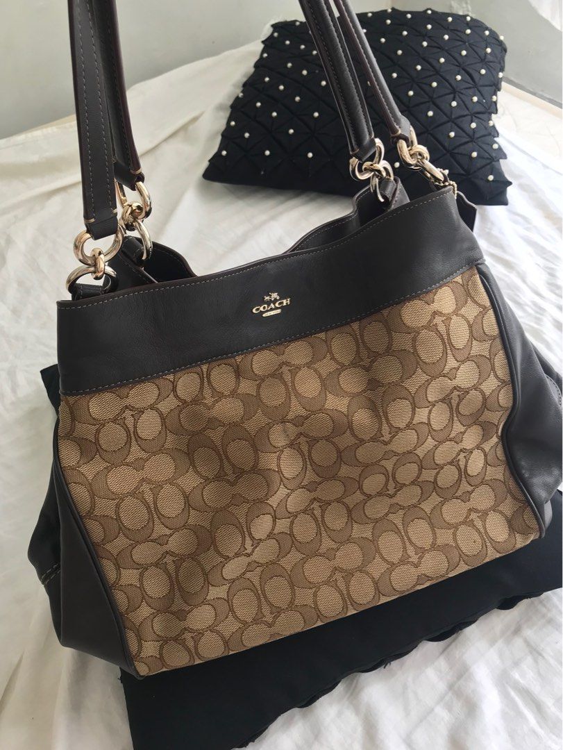 Coach Black and Brown Leather Shoulder Bag (Category: Luxury Bags & Wallets) located in Makati City. Submitted by laineycops (Listing ID 1323347815, Image 3). Description: 4 compartments min. wear and creasing sold as is rfs: fam declutter ***see about on profile.