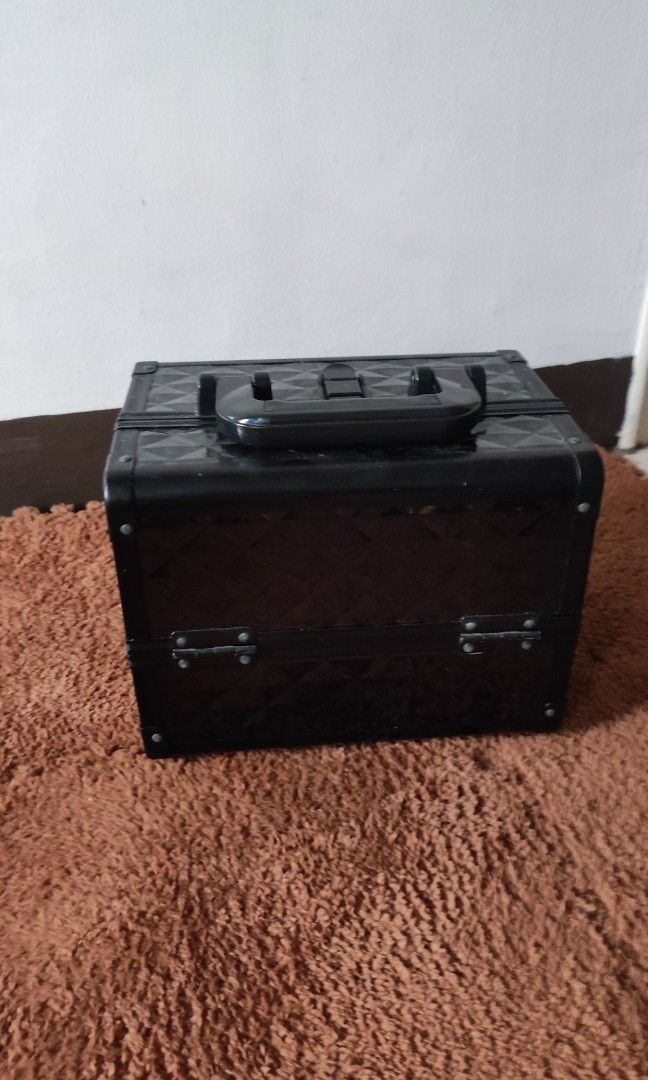 Cosmetic/Jewellery Organiser (Category: Accessory Holder, Box & Organizers) located in Makati City. Submitted by cpippa (Listing ID 1323316281, Image 3). Description: with mirror 9.5x7x7.5 inches.