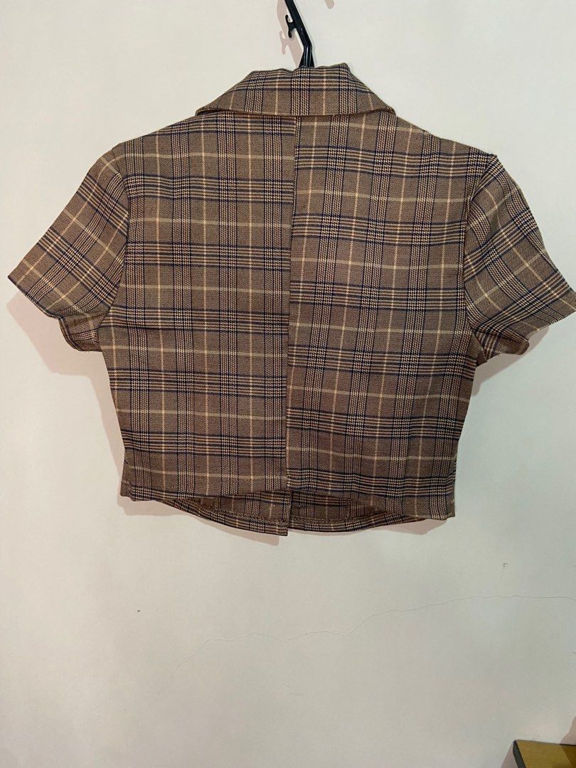 Crop polo top (Category: Blouses) located in Valenzuela. Submitted by decluttermaniac (Listing ID 1323365800, Image 2). Description: - best fits xs-s.