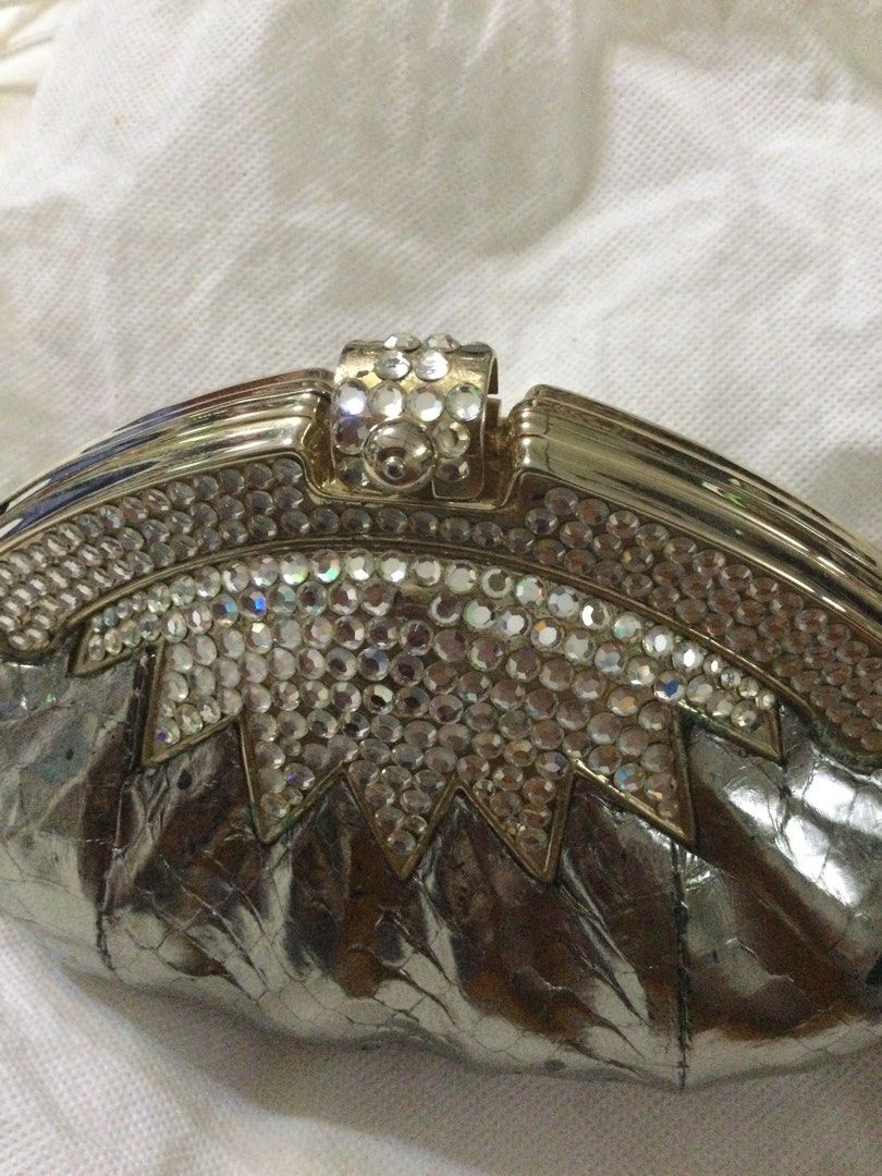 Elegant Shell-Finish 2-way Evening Bag Clutch (Category: Clutches) located in Tagaytay City. Submitted by bjn25 (Listing ID 1323354133, Image 3). Description: Super elegant. Minor flaws on the surface which doesnt affect its overall aesthetic. 🤍 ALL ads are updated, item is available unless its marked RESERVED or SOLD. ❌ Drop reasonable offers please, I will ignore lowball offers to conserve my reply allowance for serious buyers. ⛔️ Please make 