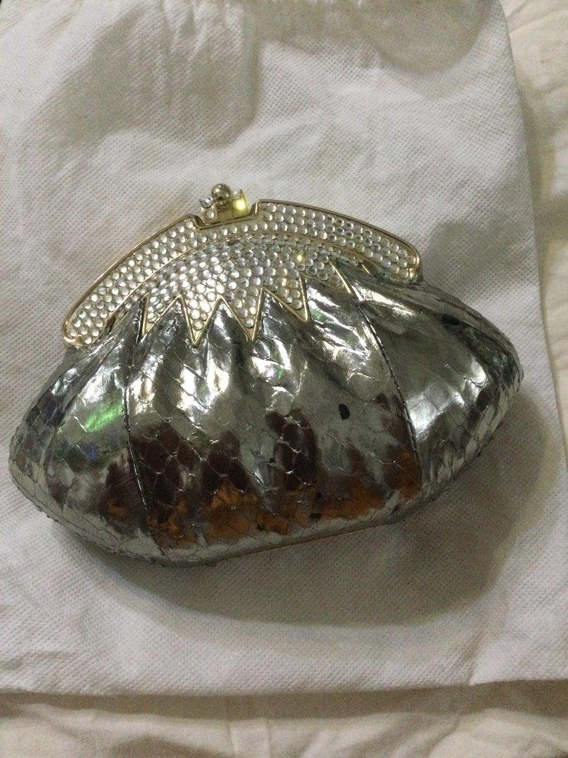 Elegant Shell-Finish 2-way Evening Bag Clutch (Category: Clutches) located in Tagaytay City. Submitted by bjn25 (Listing ID 1323354133, Image 1). Description: Super elegant. Minor flaws on the surface which doesnt affect its overall aesthetic. 🤍 ALL ads are updated, item is available unless its marked RESERVED or SOLD. ❌ Drop reasonable offers please, I will ignore lowball offers to conserve my reply allowance for serious buyers. ⛔️ Please make 
