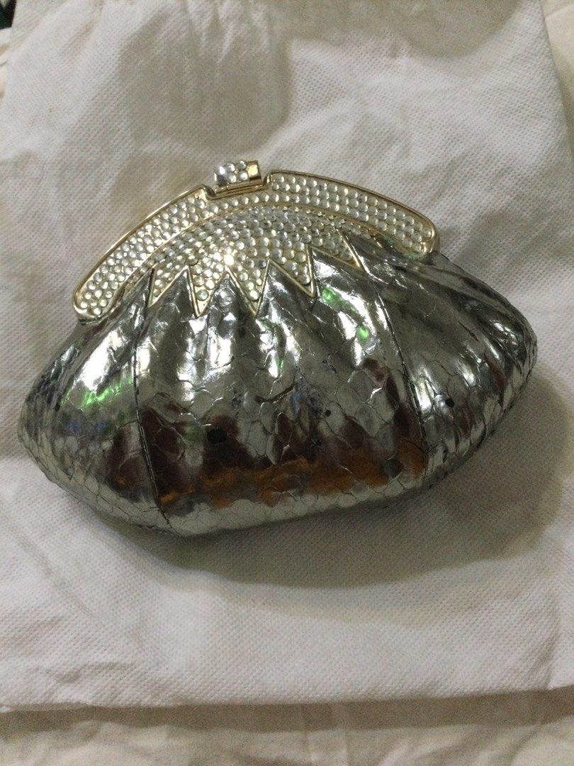 Elegant Shell-Finish 2-way Evening Bag Clutch (Category: Clutches) located in Tagaytay City. Submitted by bjn25 (Listing ID 1323354133, Image 2). Description: Super elegant. Minor flaws on the surface which doesnt affect its overall aesthetic. 🤍 ALL ads are updated, item is available unless its marked RESERVED or SOLD. ❌ Drop reasonable offers please, I will ignore lowball offers to conserve my reply allowance for serious buyers. ⛔️ Please make 