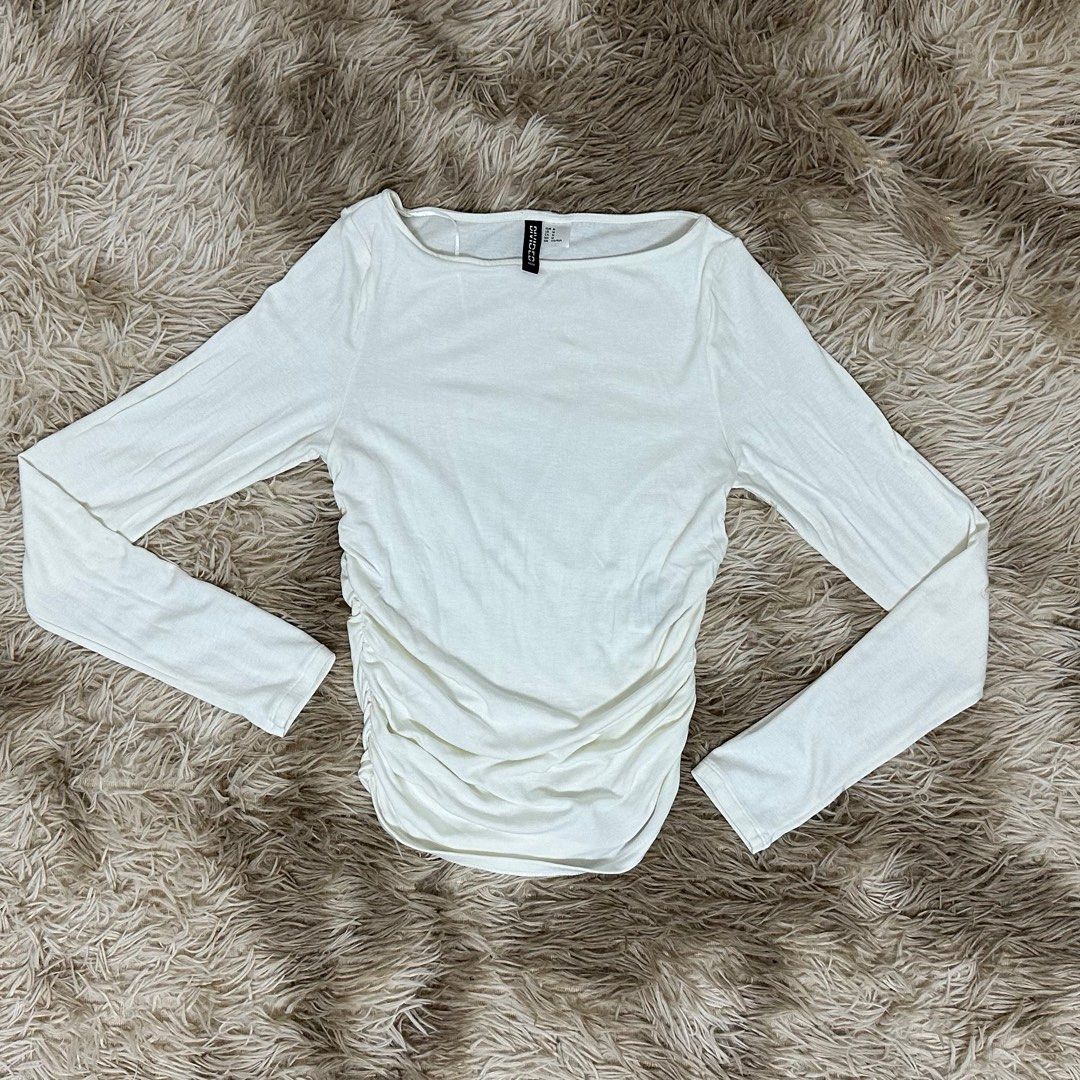 H&M boatneck longsleeve top (Category: Longsleeves) located in Quezon City. Submitted by fullsohn (Listing ID 1323442117, Image 1). Description: H&M boatneck longsleeve top -size s-m -bought in dubai -only used once mop: gcash or bank transfer mod: jnt or sdd within mm.