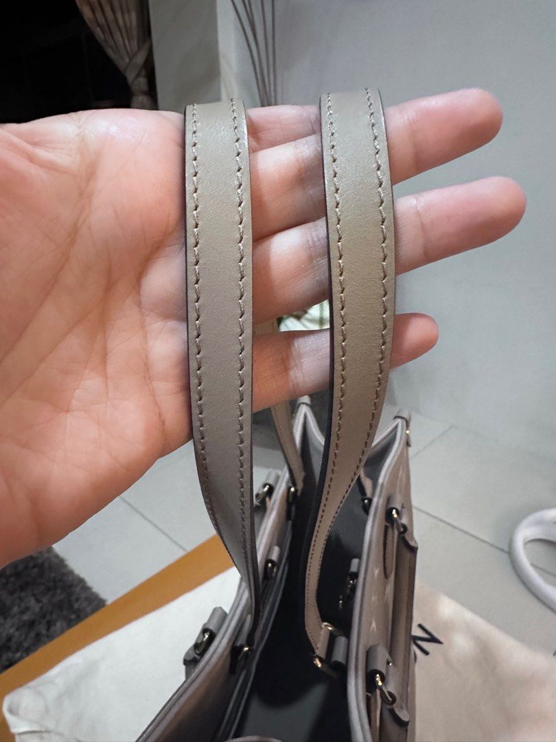 LOUIS VUITTON ON THE GO MM (Category: Luxury Bags & Wallets) located in Cebu City. Submitted by kathy.molina (Listing ID 1323272331, Image 3). Description: *** CEBU ITEM *** *** comes complete*** *** in very good condition, NO FOUL SMELL*** *** RFS: upgrade ***.