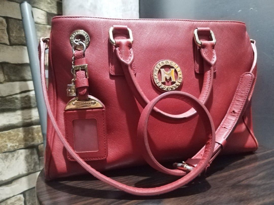 Metrocity Bag (Category: Luxury Bags & Wallets) located in Manila. Submitted by cfsg061214 (Listing ID 1323287564, Image 1). Description: see pics for flaws guaranteed orig ykl zip Genuine leather.