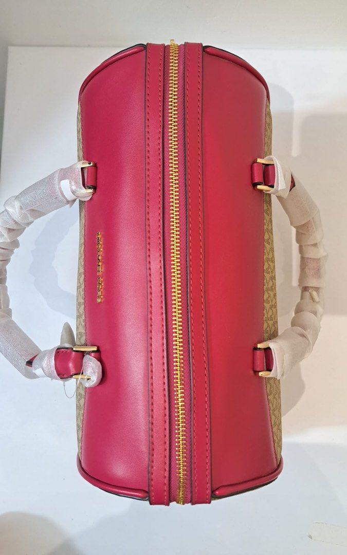 MK med Duffle Original (Category: Luxury Bags & Wallets) located in Quezon City. Submitted by meant_4_u (Listing ID 1323345746, Image 2). Description: 😱On hand Ph and ready to ship 😍 "LAST PRICE posted 👋🏼 😲 Original michael kors medium duffle 🔖Mall price: ₱44,900 ✅ inclusions: Tag, paper bag (limited) 🤗 Guaranteed Original from USA 🤑 MOP: BPI / BDO/ metrobank/ Gcash-gcash transfer #meant_4_u #originalmichaelkorsusa #mk #michaelkorsph.